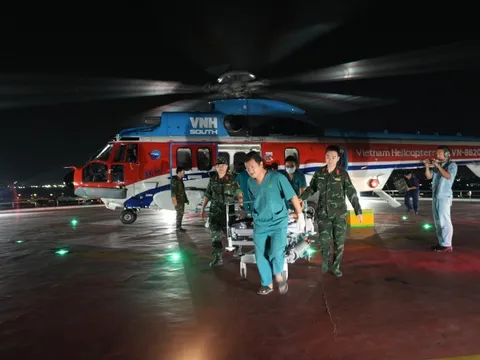 Chuyến bay cấp cứu đặc biệt kéo dài 14 giờ của ê-kip bác sĩ từ đất liền