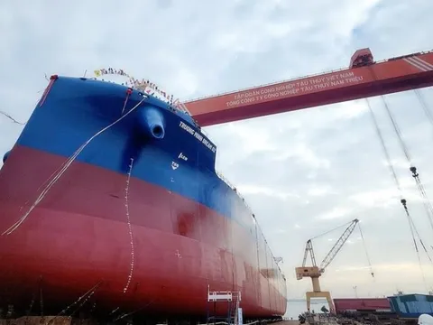 Lần đầu tiên người Việt đóng tàu hàng 65.000 tấn, dài 200m lớn nhất từ trước tới nay, đã hạ thủy: Doanh nghiệp nào đứng sau kỳ tích này?