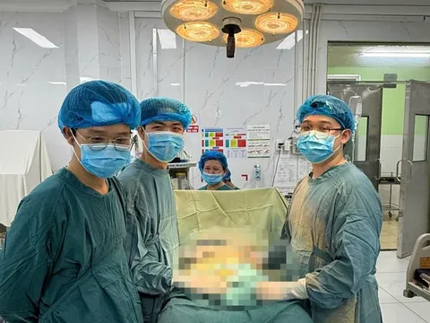 Can thiệp khẩn, giúp nam sinh 15 tuổi vượt qua ca bệnh nguy hiểm