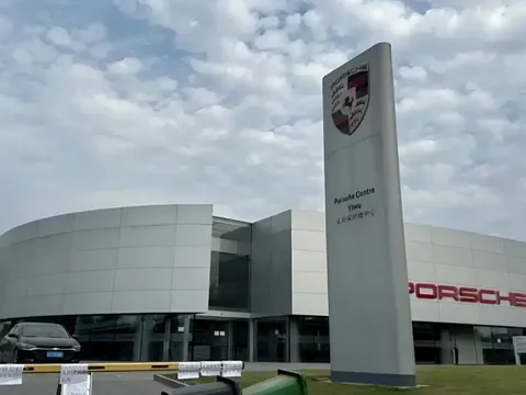Hàng loạt đại lý Porsche, Volkswagen ở Trung Quốc bất ngờ đóng cửa, xe bị dọn sạch ngay trong đêm, công ty mẹ điều hành xác nhận nhân viên ‘nghỉ phép’ – chuyện gì đang xảy ra?