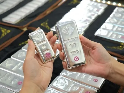 Giá bạc tiếp đà tăng mạnh