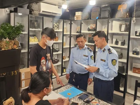 Phát hiện hàng trăm túi xách giả thương hiệu nổi tiếng bày bán ở Hội An